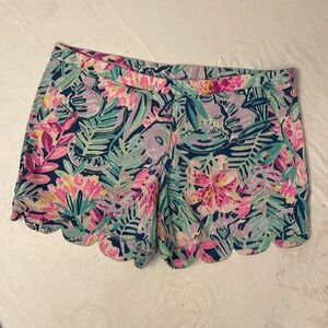 Lilly Pulitzer shorts with scalloped hem. Size 6.